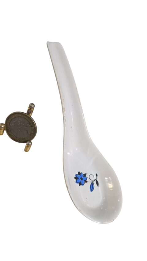 Antiga colher de porcelana