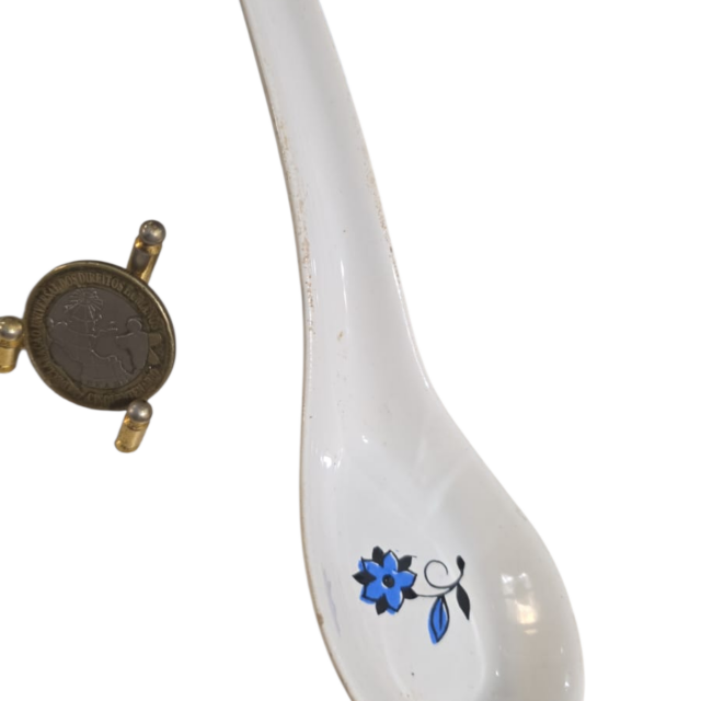 Antiga colher de porcelana