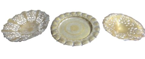 Trio de centros de mesa em dourado metal ricamente cinzelados