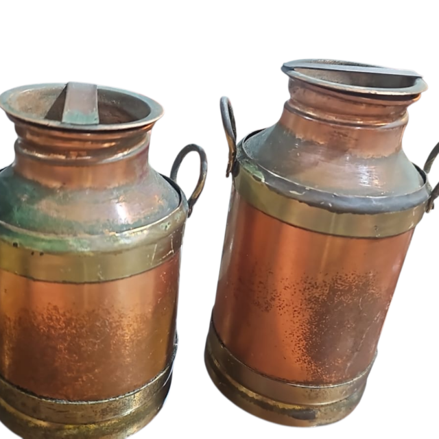 Par de antigas leiteiras de cobre