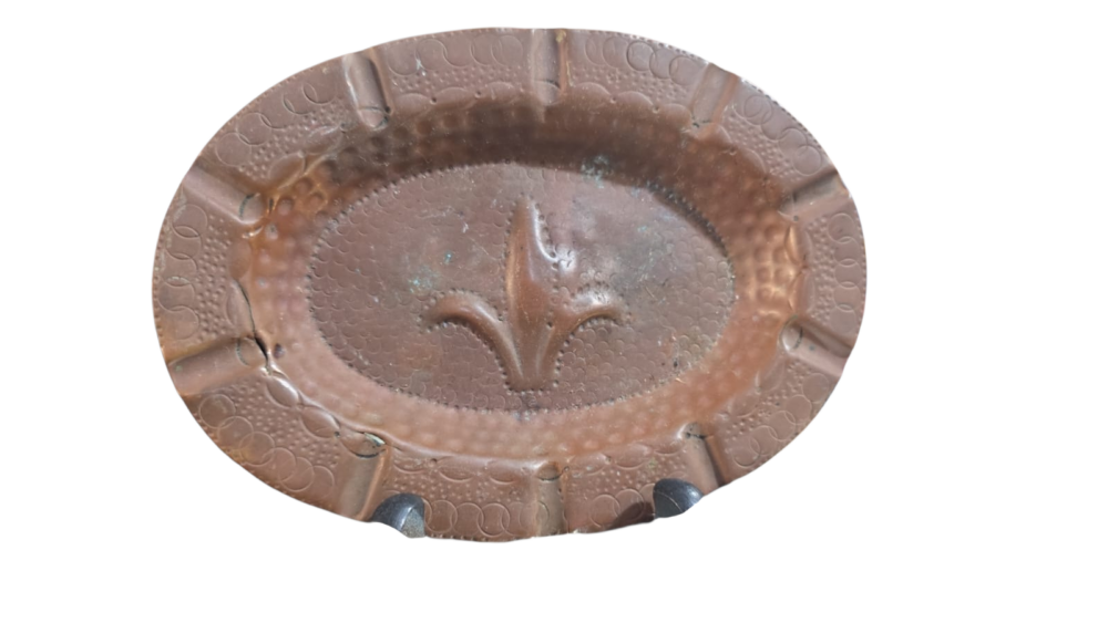 Antigo e nobre cinzeiro de cobre feito a mão, com flor de lis no centro