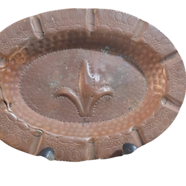 Antigo e nobre cinzeiro de cobre feito a mão, com flor de lis no centro