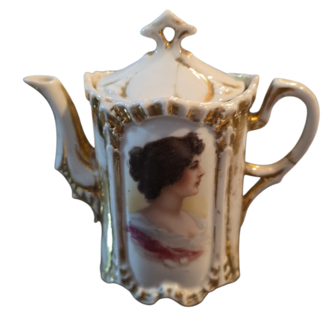 Antigo bule de porcelana camafeu