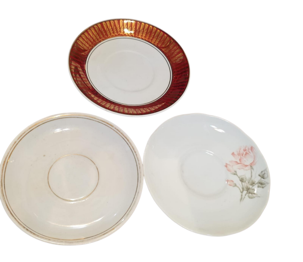 Trio de elegantes pires de chá de porcelana