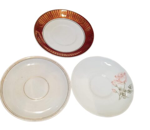 Trio de elegantes pires de chá de porcelana