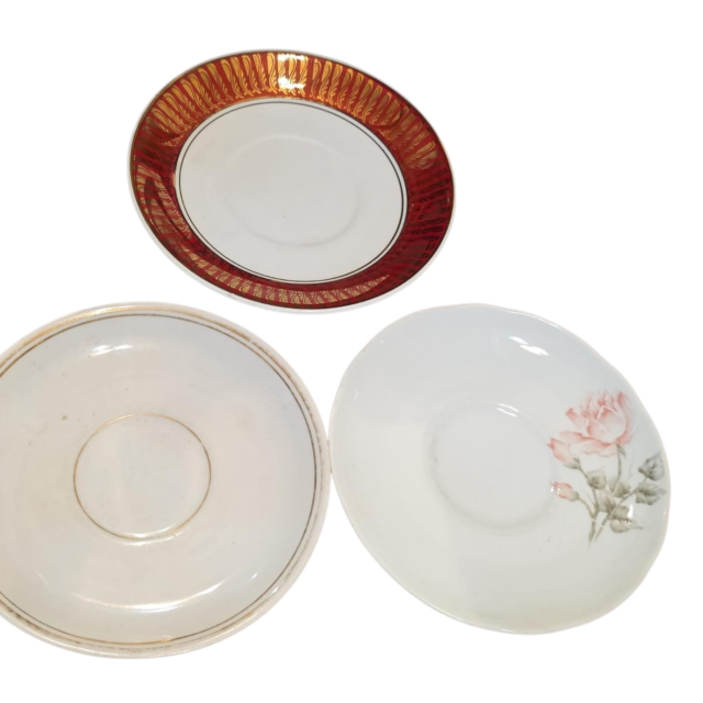 Trio de elegantes pires de chá de porcelana