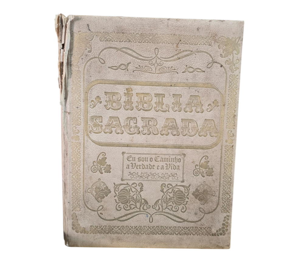 Grande e antiga Bíblia, com marcas de uso na capa. Páginas de ouro