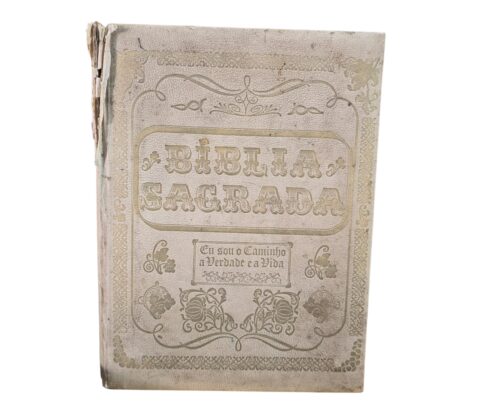 Grande e antiga Bíblia, com marcas de uso na capa. Páginas de ouro