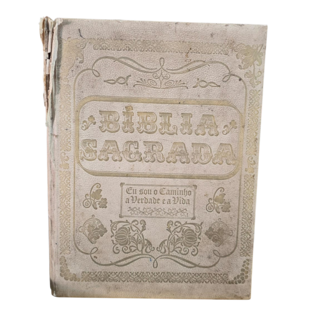 Grande e antiga Bíblia, com marcas de uso na capa. Páginas de ouro