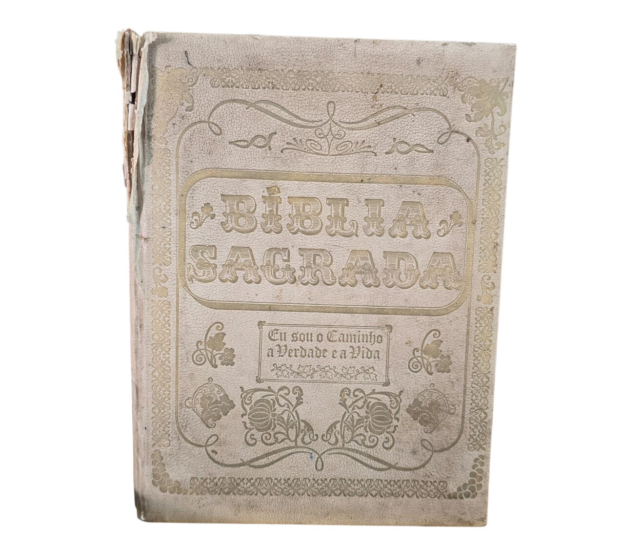 Grande e antiga Bíblia, com marcas de uso na capa. Páginas de ouro