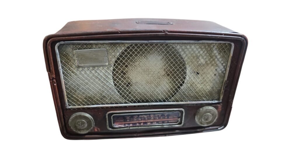 Cofre de resina em formato de rádio vintage