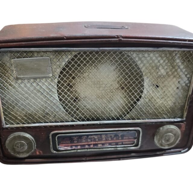 Cofre de resina em formato de rádio vintage