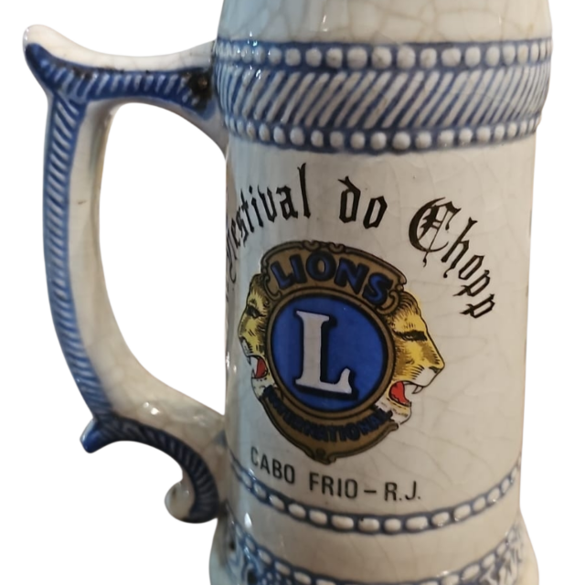 Antiga caneca com belo craquelado do tempo