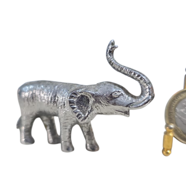 Escultura de elefante em metal