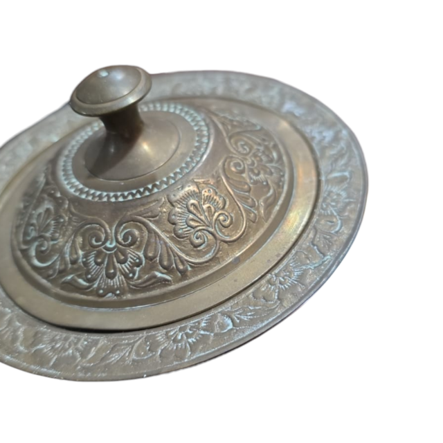 Potiche indiano em dourado metal ricamente cinzelado