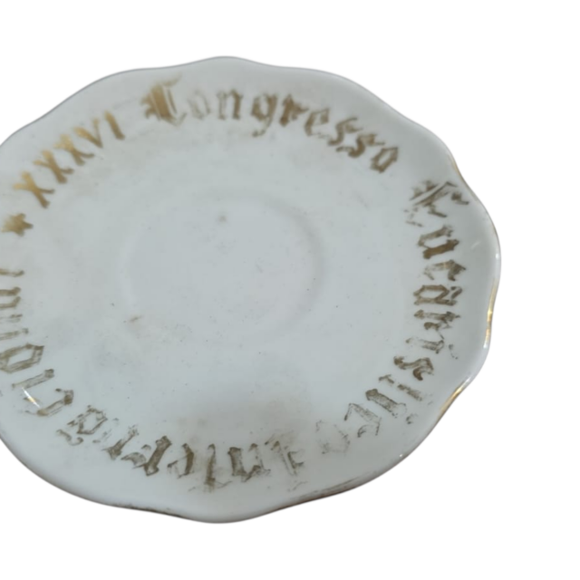 Antigo pires de porcelana pintado a mão