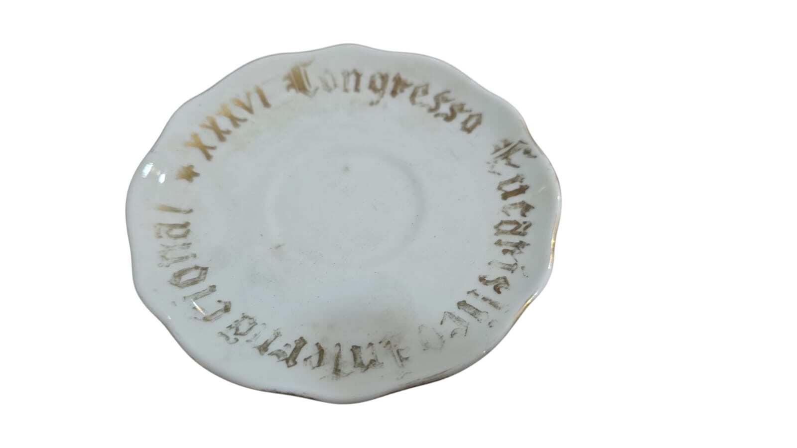 Antigo pires de porcelana pintado a mão