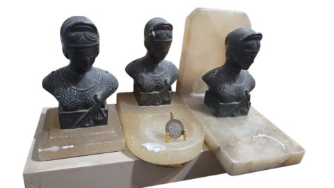 Trio de antigas esculturas em bronze e alabastro