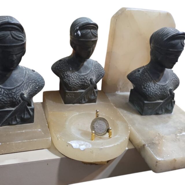 Trio de antigas esculturas em bronze e alabastro