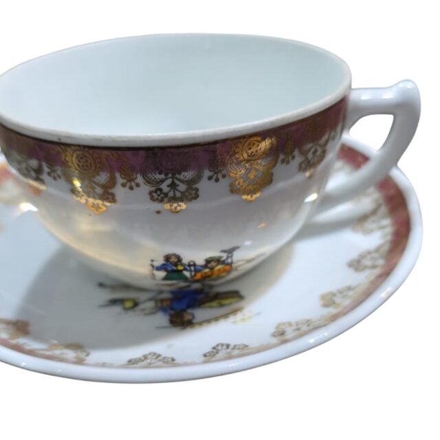 Xícara de chá porcelana Schmidt, bela arte e dourações