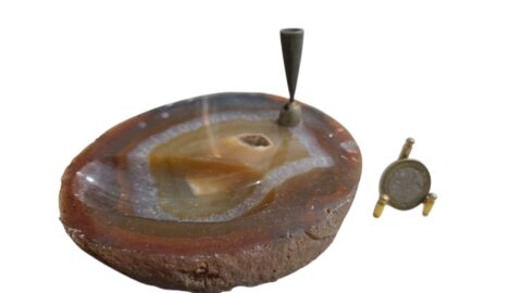 Porta caneta com bela base de pedra