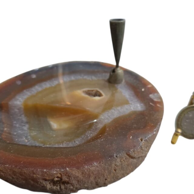 Porta caneta com bela base de pedra