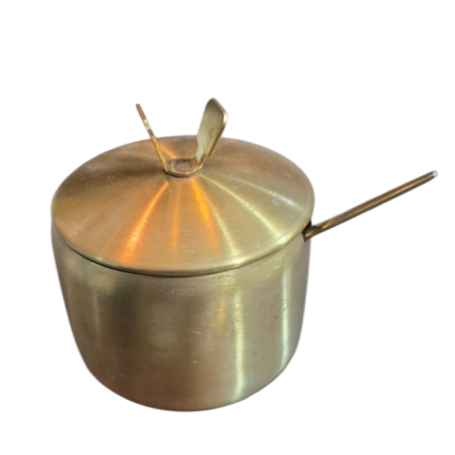 Elegante açucareiro em dourado metal, acompanha colher