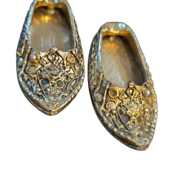 Par de sapatinhos em dourado metal