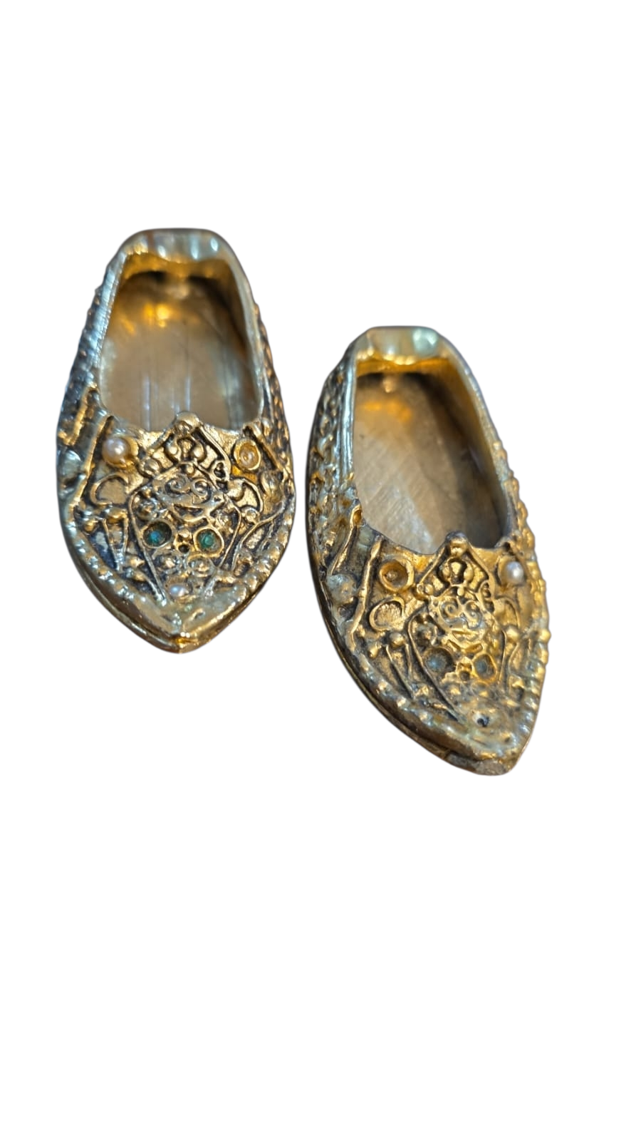 Par de sapatinhos em dourado metal