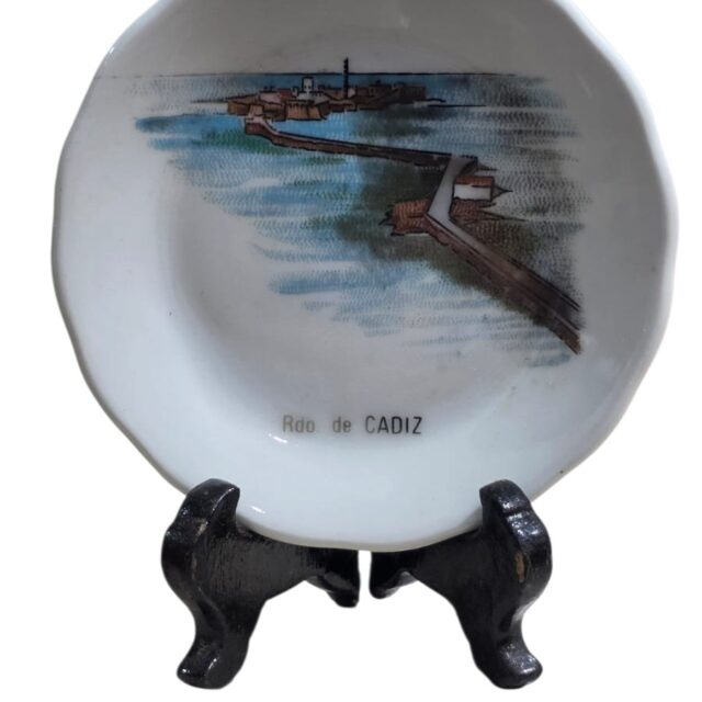 Pequeno prato de porcelana souvenir com formato circular e borda ondulada