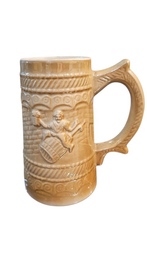 Antiga e grande caneca