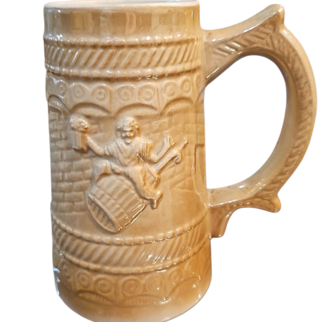 Antiga e grande caneca