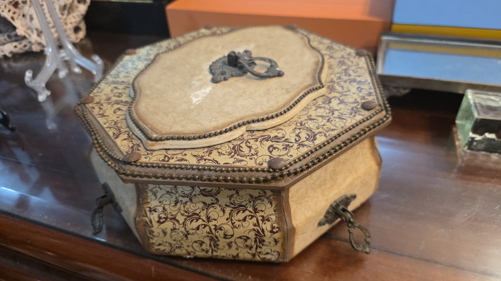 Antiga caixa artesanal - Imagem 2