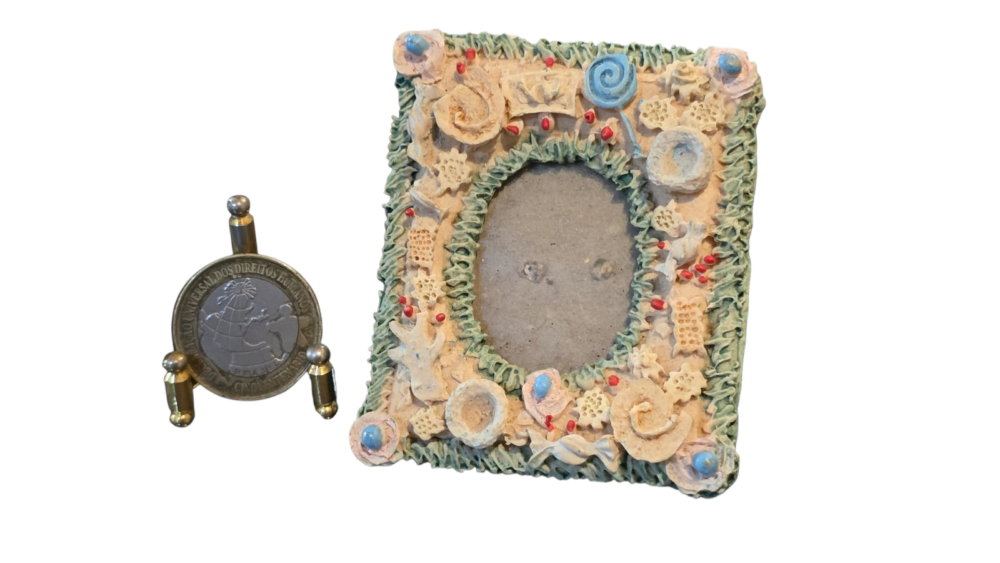 Porta retrato em Resina com ornamentações motivos florais