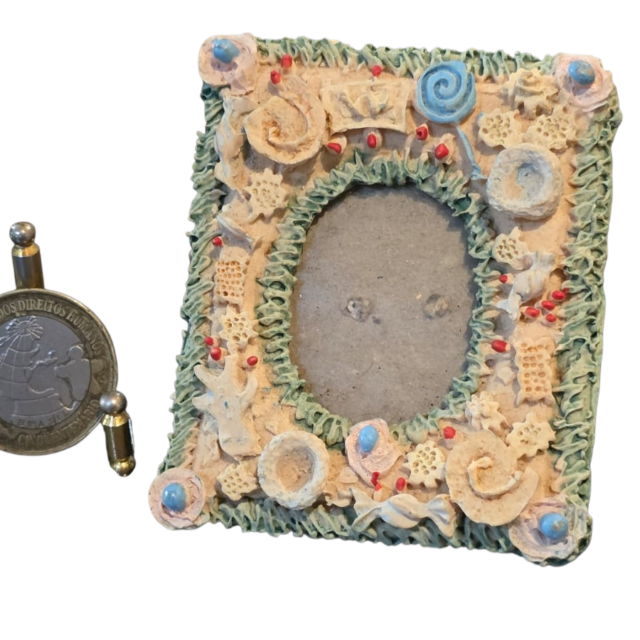 Porta retrato em Resina com ornamentações motivos florais