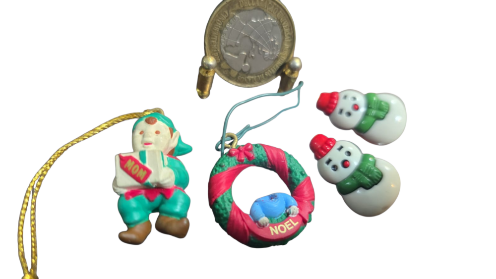 Lote com quatro decorações natalinas de pendurar