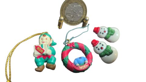 Lote com quatro decorações natalinas de pendurar