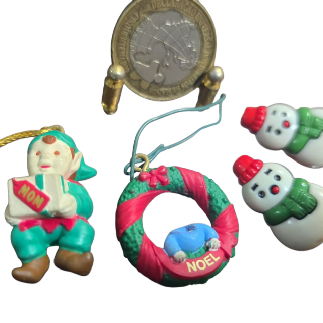 Lote com quatro decorações natalinas de pendurar