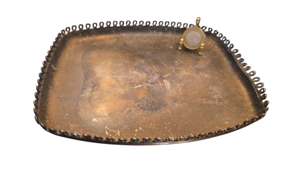 Antiga bandeja com varanda espessurada a prata