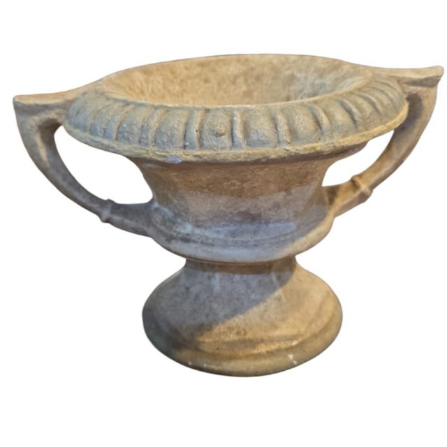 Antiga e bela ânfora rupestre de material cimentício e cerâmica