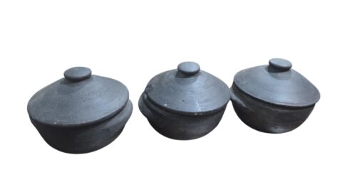 Trio de cumbucas com tampas, de barro