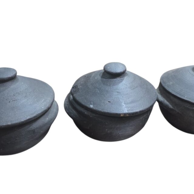 Trio de cumbucas com tampas, de barro