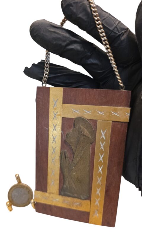 Antiga arte sacra de metal e madeira