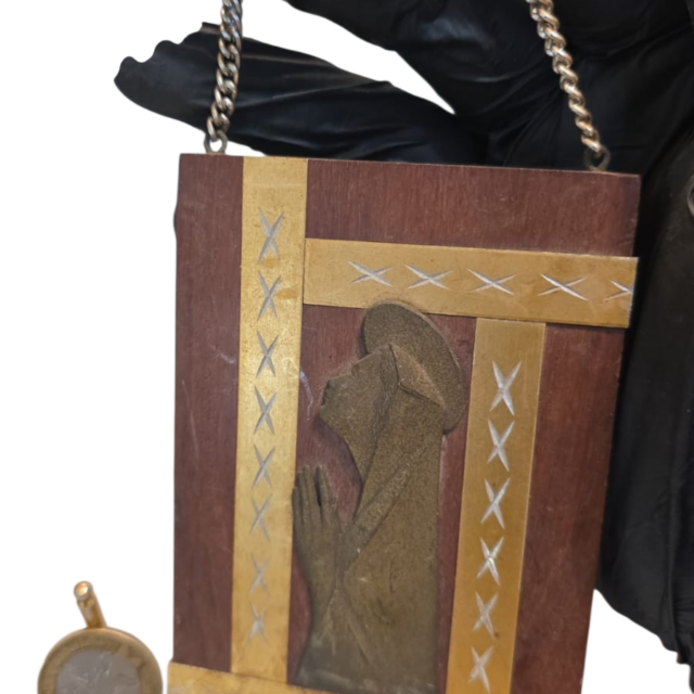 Antiga arte sacra de metal e madeira