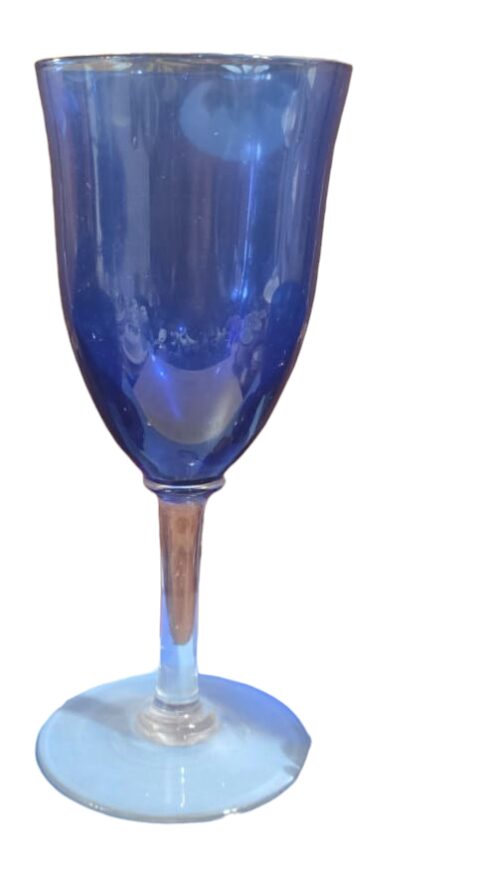 Elegante e antigas taças azul cobalto