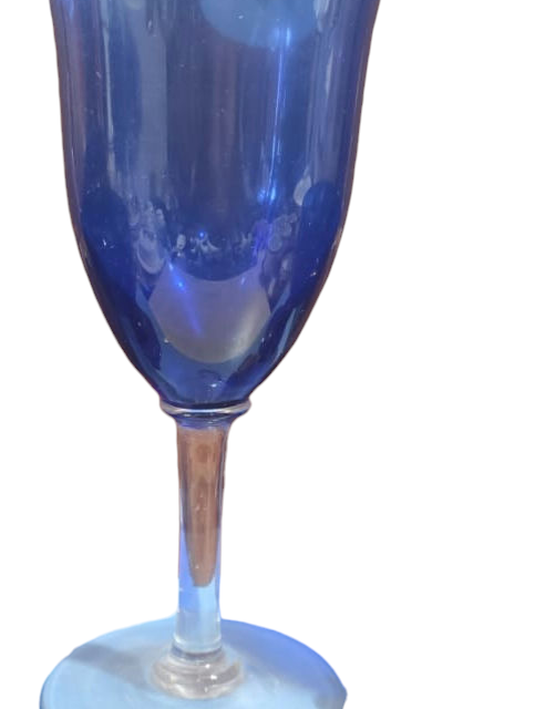 Elegante e antigas taças azul cobalto