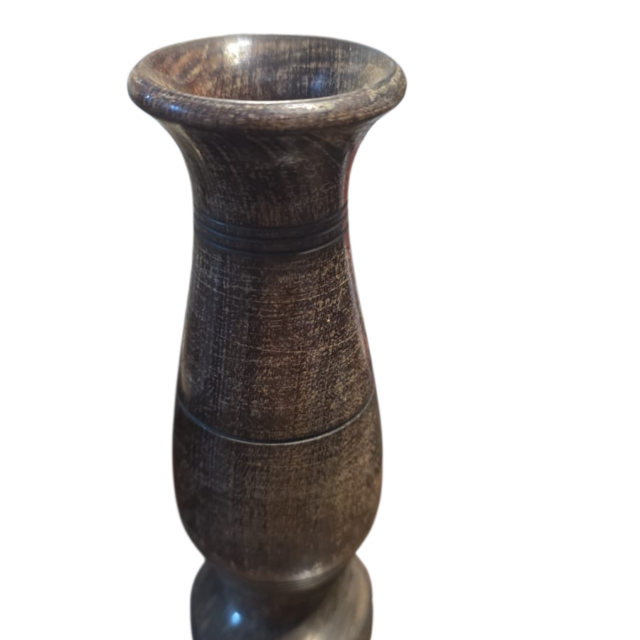 Antigo vaso em madeira de lei