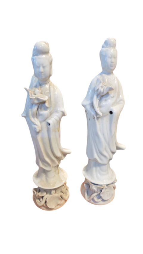 Par de esculturas de divindades orientais grandes de porcelana