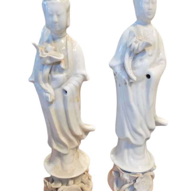 Par de esculturas de divindades orientais grandes de porcelana