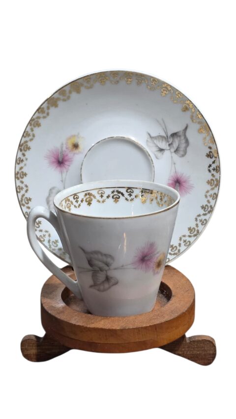Xícara de café com pires em Porcelana Real